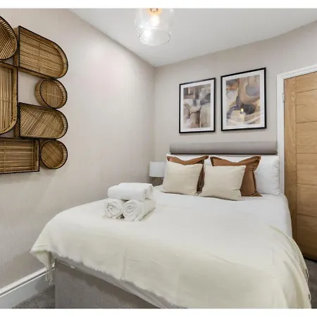 Conveniently Situated - Luxuriously Furnished! Appartement
